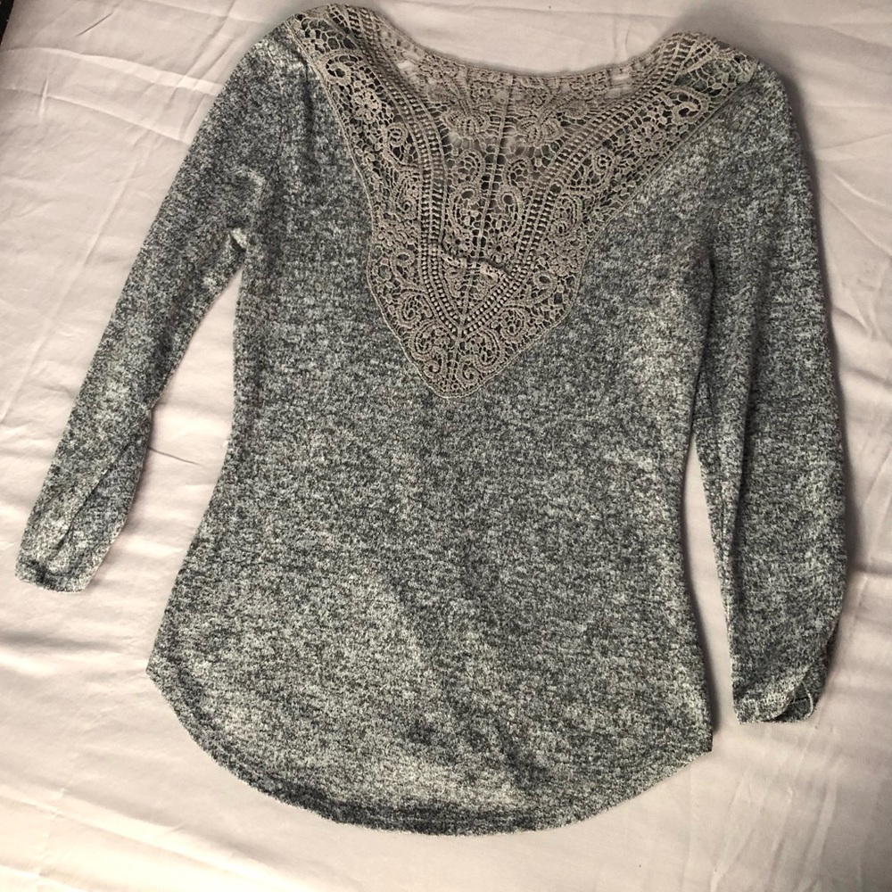 No Boundaries Gray Knit Top with Lace‎ Accent Women’s Size M Back to School